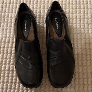Thom McAn Women's Classic Black leather slip on  heels.